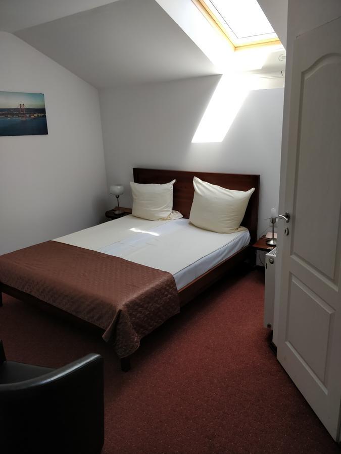 Hotel Oxigen 彼得罗沙尼 外观 照片