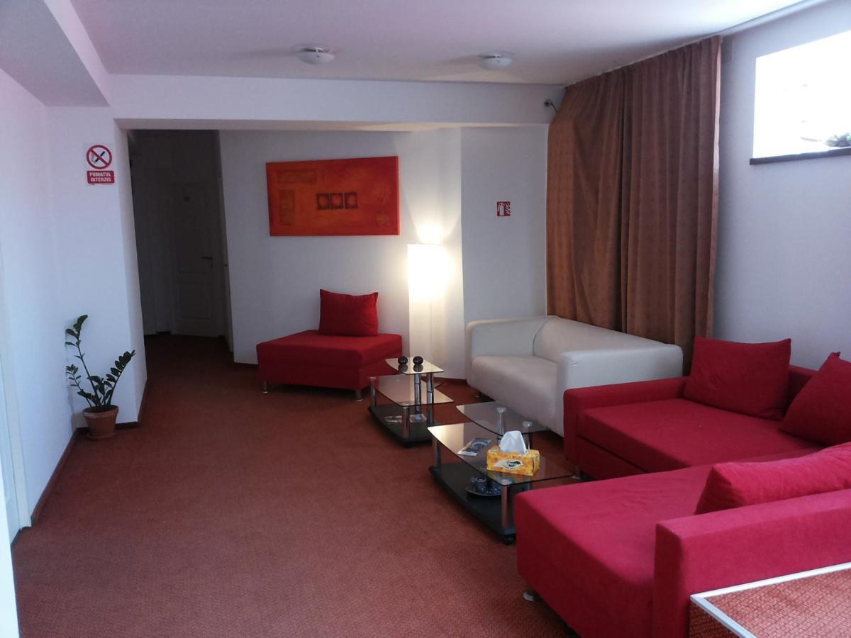 Hotel Oxigen 彼得罗沙尼 外观 照片